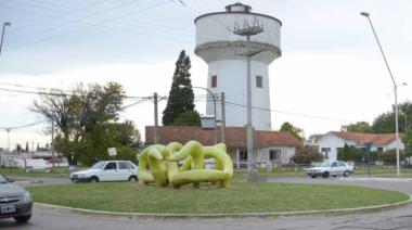 La escultura verde de la rotonda: el símbolo perfecto del desorden que Olavarría ya no acepta